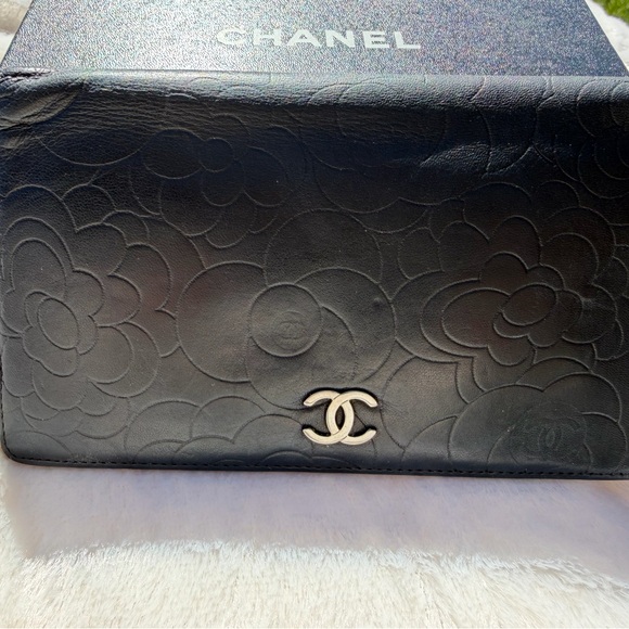 CHANEL Black leather wallet